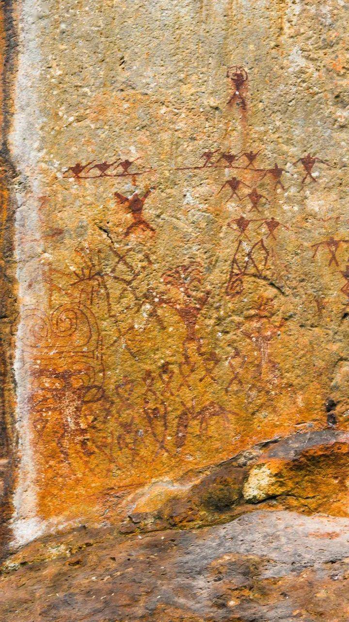 晚期 灰色的石灰岩石壁上画有赭红色的画图 当地的佤族人称为"染典姆"