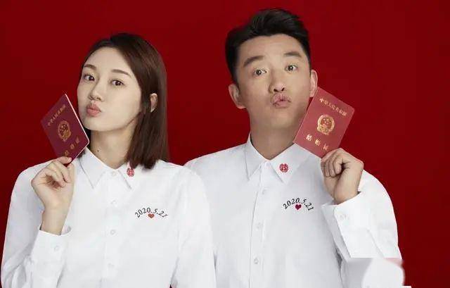 拍结婚证件照别穿光板衬衫啦,看郑凯苗苗的刺喜 心形,精致洋气_郑恺和