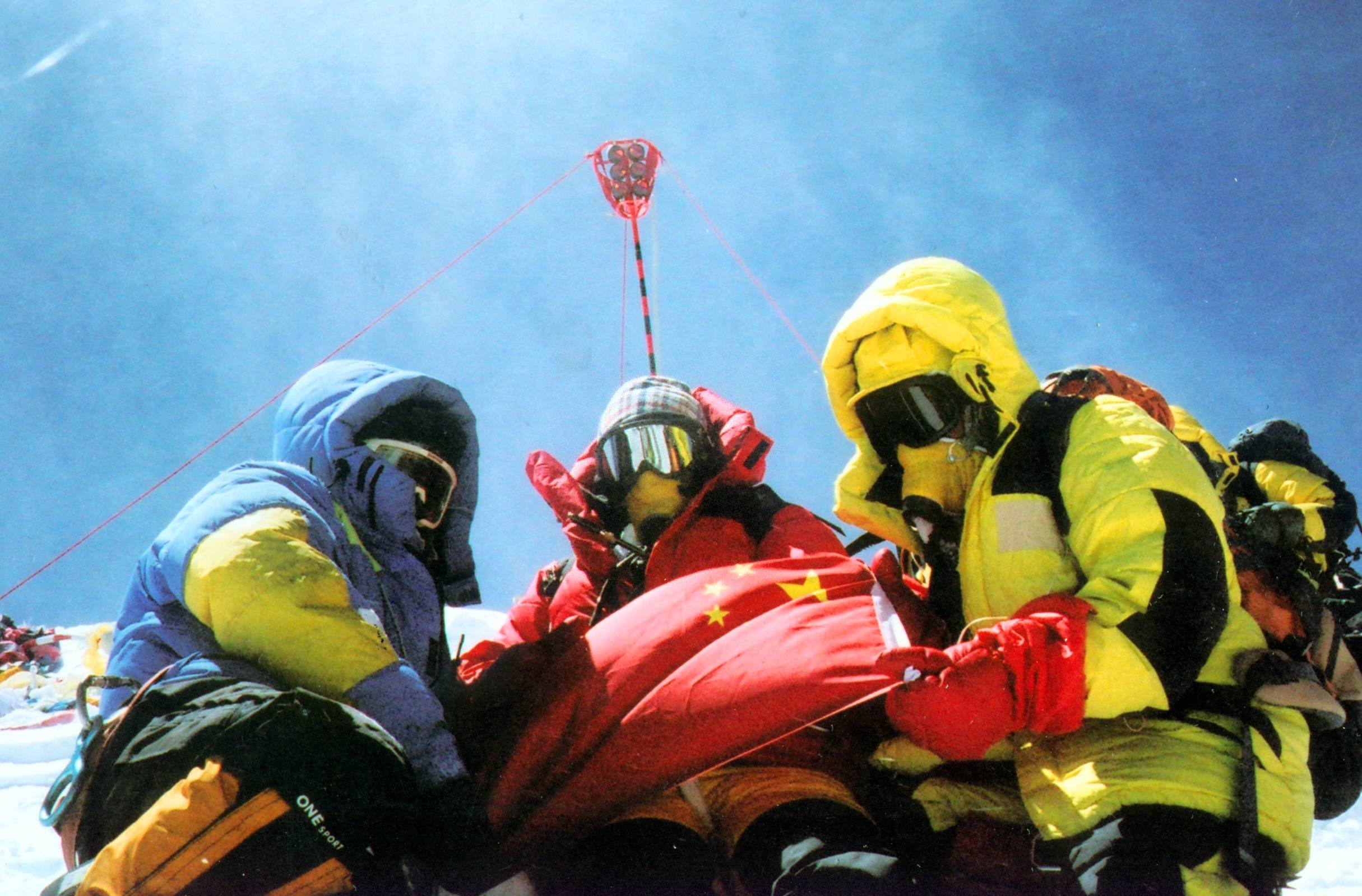 图为2008年5月8日,北京奥运圣火珠峰传递登山队队员罗布占堆(左)点燃