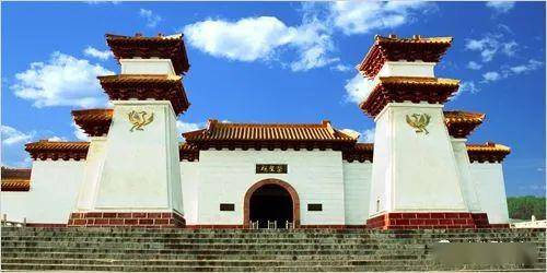 阙的用途有二,一是大门标识,一是登临了望.