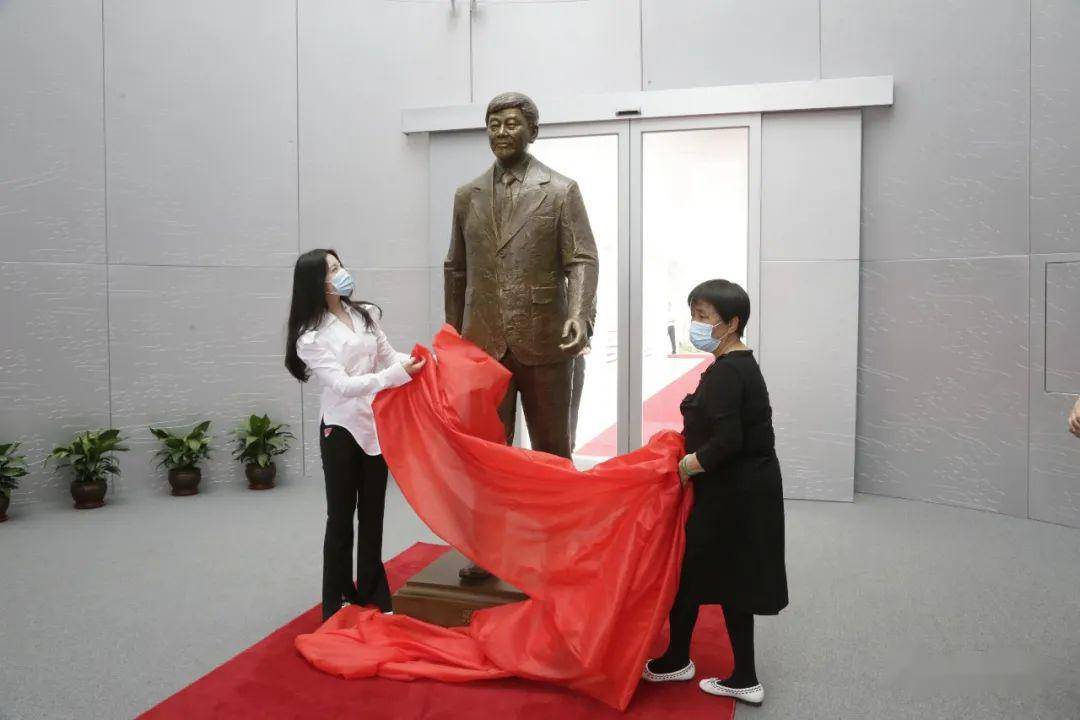 魏桥创业集团原董事长张士平逝世一周年追思会暨纪念馆落成揭牌仪式