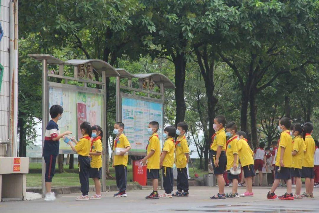 (乐平镇长邓志东率队到镇范湖小学检查)5月25日上午,乐平镇长邓志东率