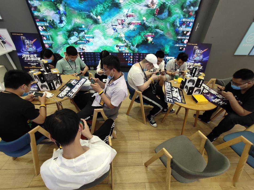 "酷客"体验新机,与主播一起现场开黑