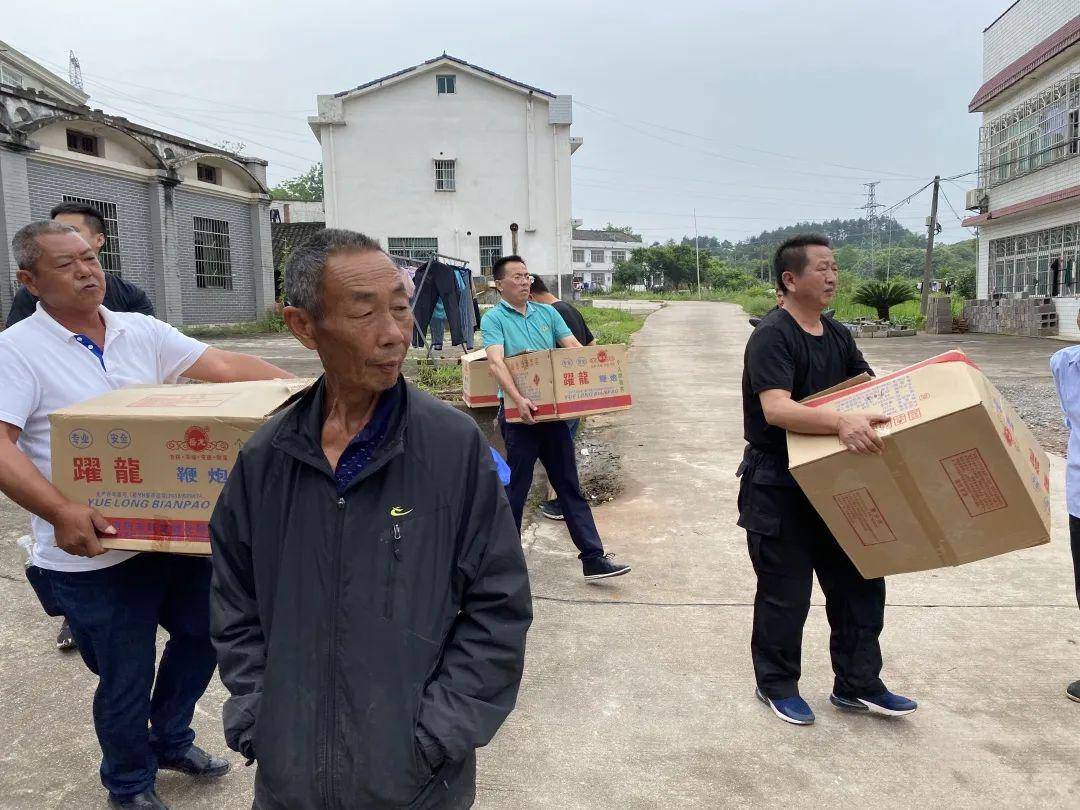 多名负责干部带领执法人员对辖区内106国道,钟虹公路沿线经营网点进行