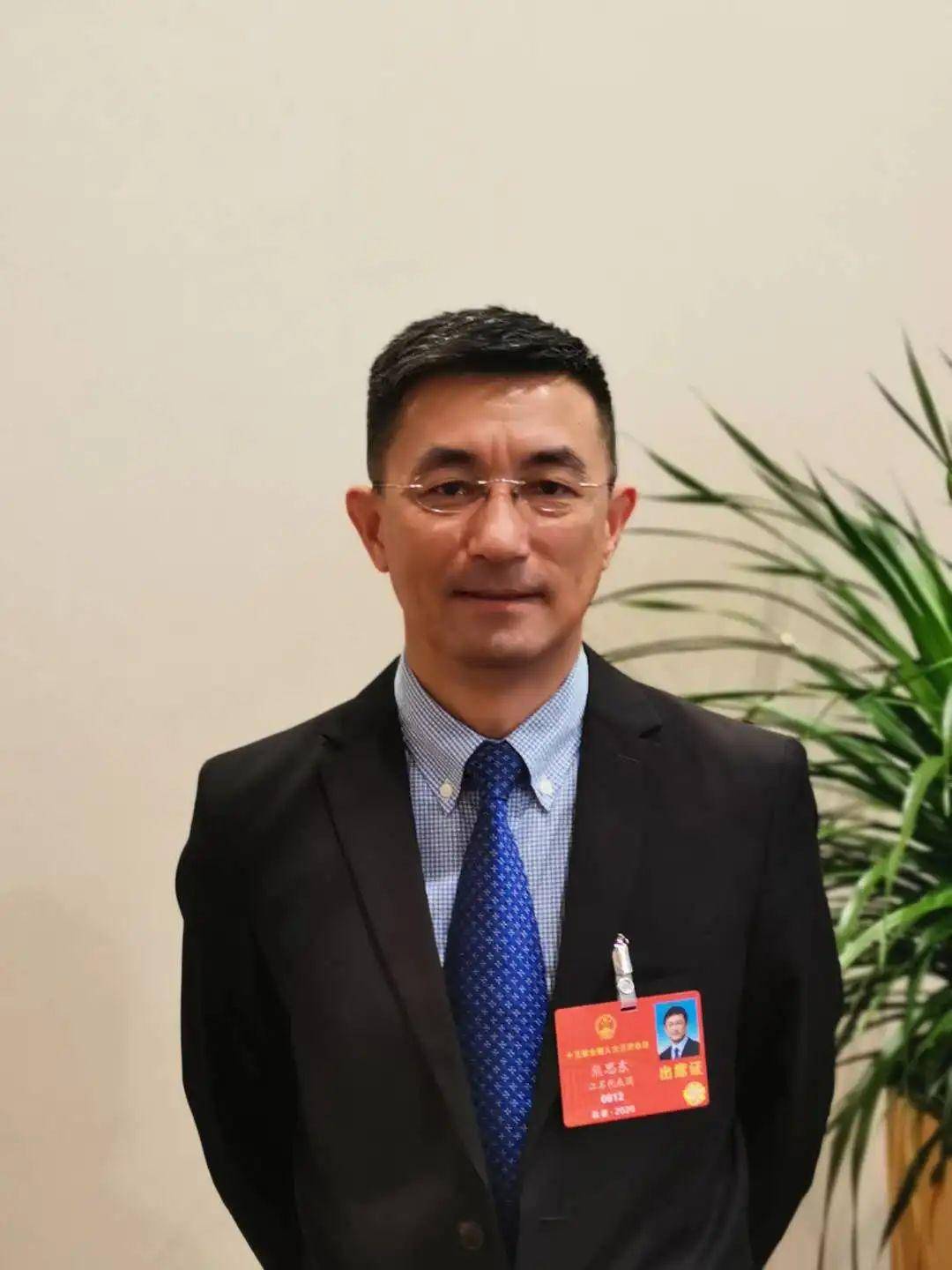 两会上热搜他建议延长男性陪产假至38天