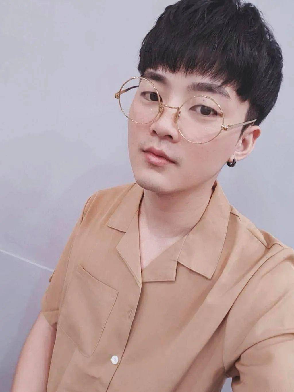 将呆瓜头的齐浏海做出细微变化,加强修饰脸型!