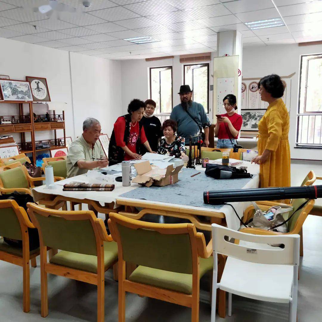快动| 笔墨书画老有所乐——南湖区老年中心开展老年人书画交流活动