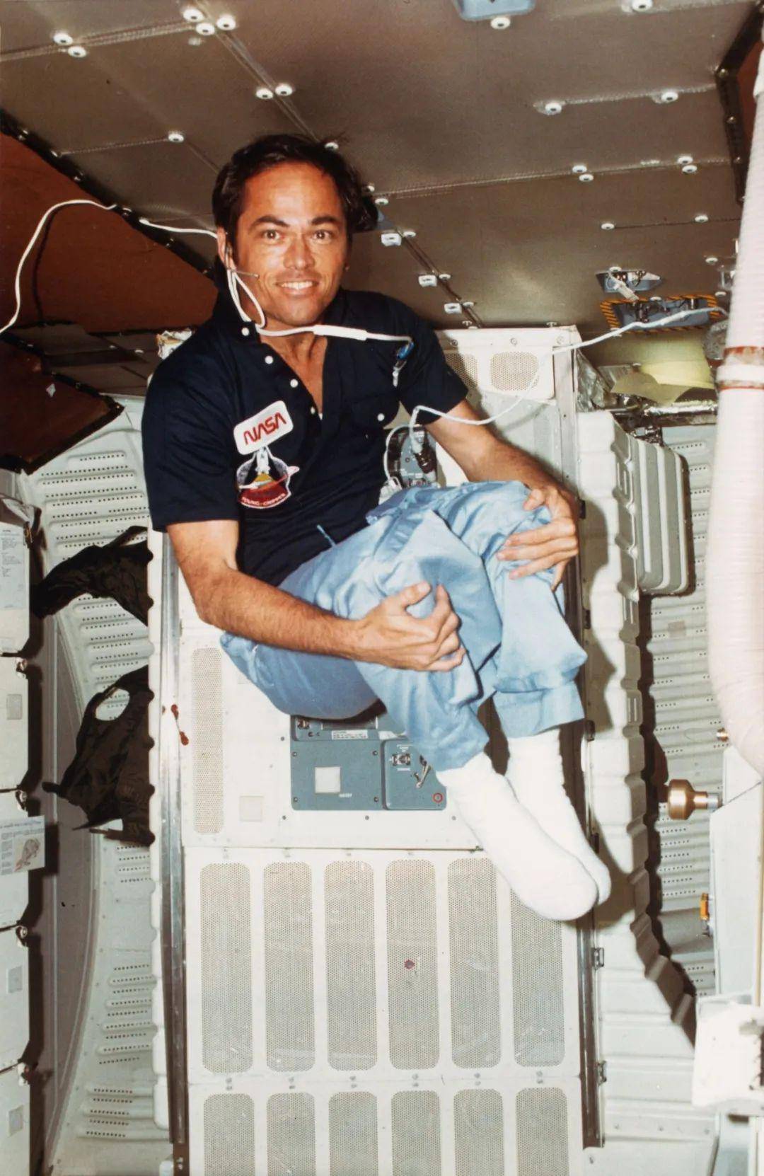 当时nasa的宇航员约翰61杨和罗伯特61克里彭乘坐哥伦比亚号航天