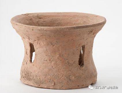 "遗址出土陶窑31座,其中一座竖穴式升焰窑堪称同时期最先进,窑室