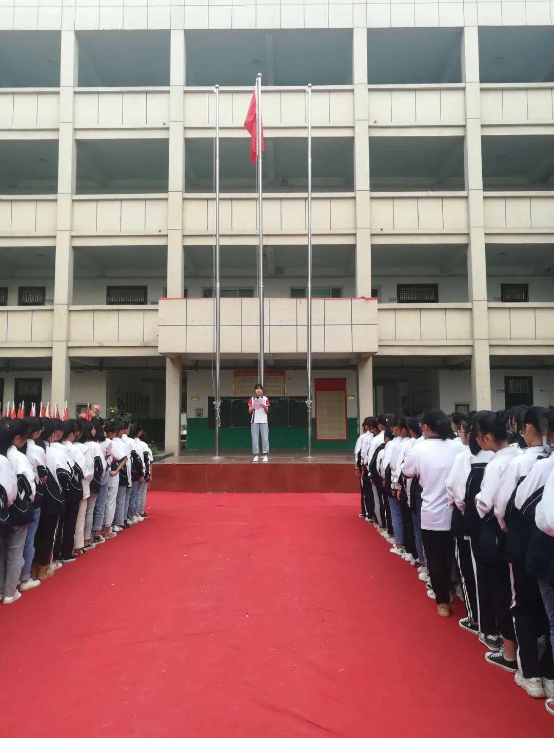 红旗猎猎祭英魂 誓言铮铮震乾坤 ——记上蔡中学初中部新学期第一次