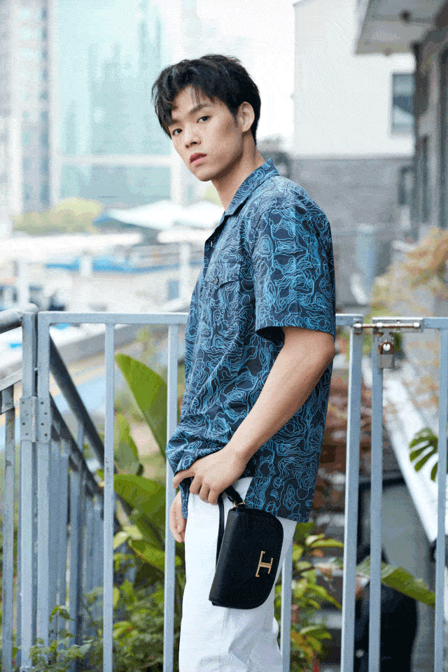 解放双手同时表达不羁个性  细节处诠释张宥浩玩趣品味  无需过多