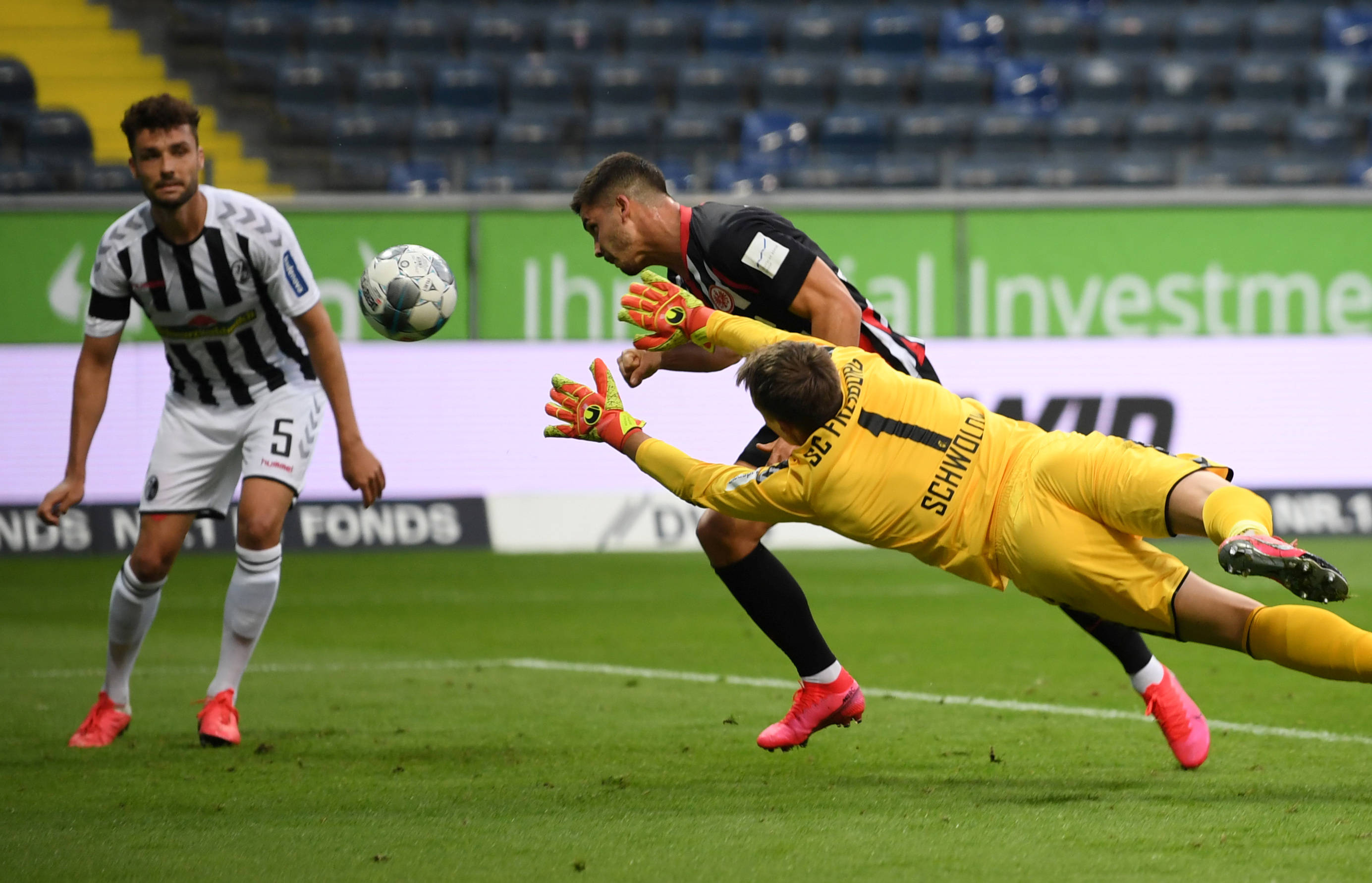 足球——德甲:法兰克福战平弗赖堡