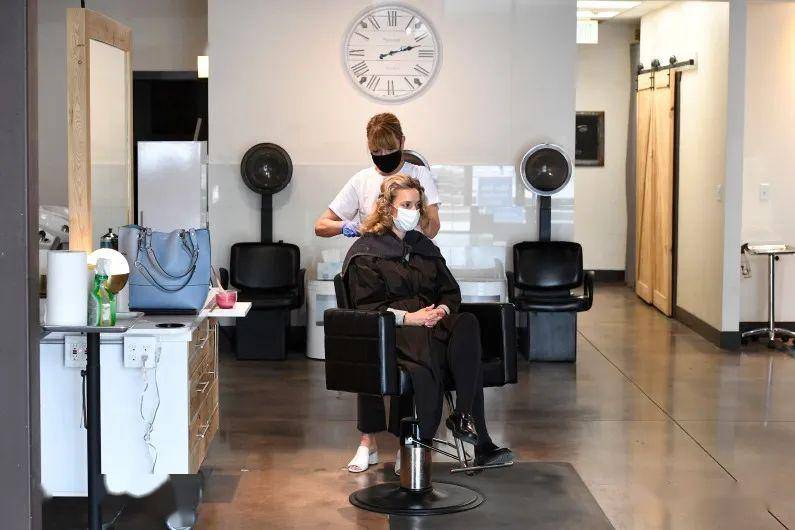 加州进入重启第三阶段 理发店美发沙龙可开放