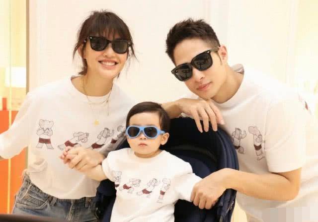 陈燃一家三口穿亲子装迎六一十个月罗密欧戴墨镜一脸高冷萌翻