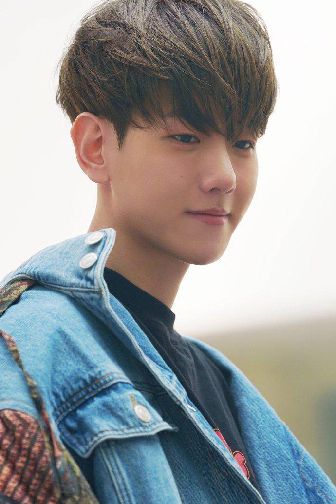 连迎面吹来的风都带着薄荷香气,伯贤高清写真官方物料释出!