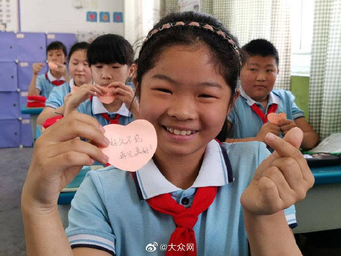 开学第一天济南一学校小学生集体设计手势语