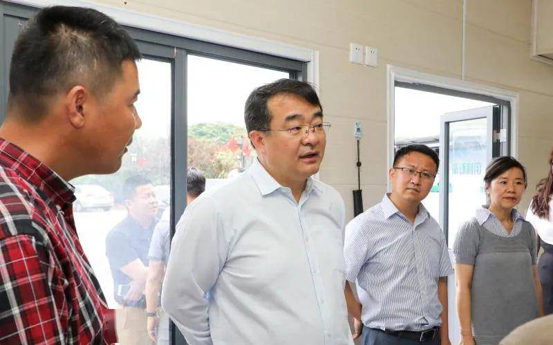 区领导薛宏,谢强,杨青松随同调研开展生活垃圾分类专题调研带队赴辖区