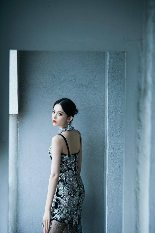 古力娜扎穿吊带礼服,五官精致美如画