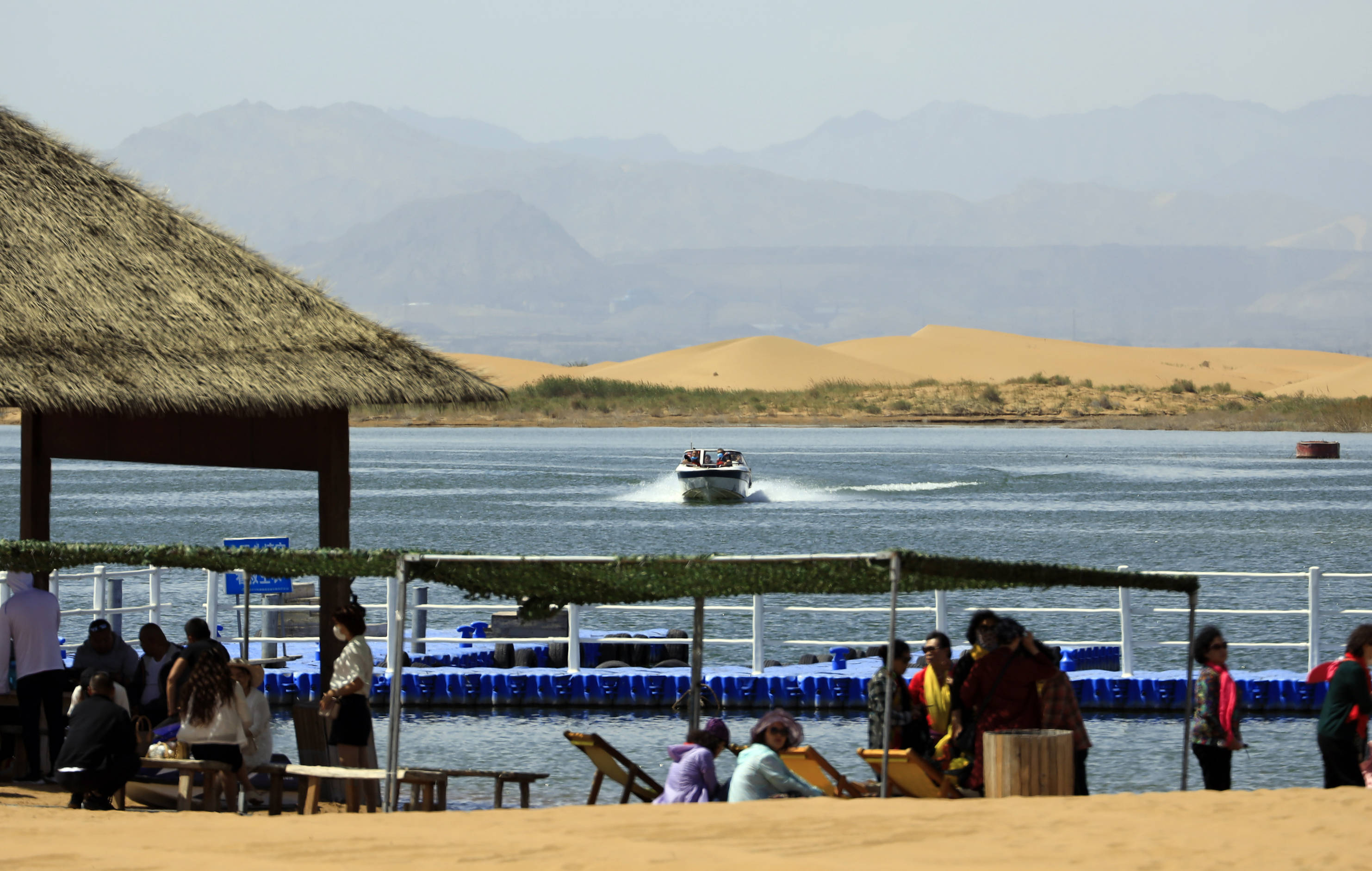 5月27日,游客在乌海市境内的黄河海勃湾水利枢纽工程库区游玩.