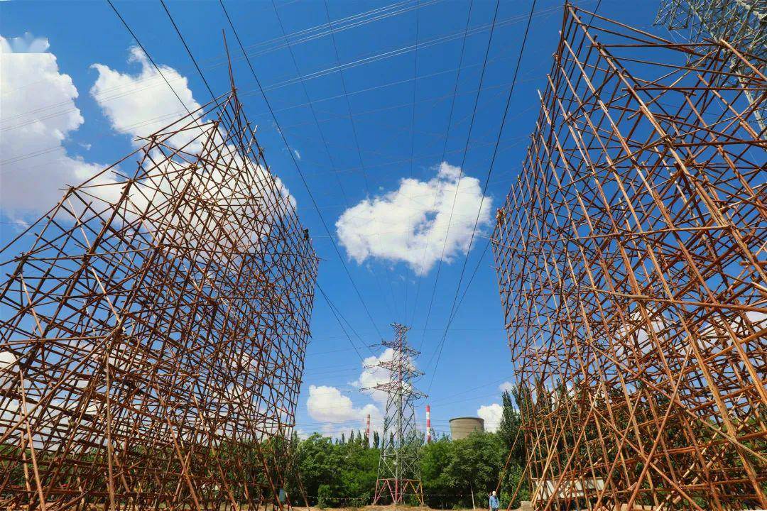 这便是乌海电业局工程建设用于跨越带电线路施工而搭设的跨越架.