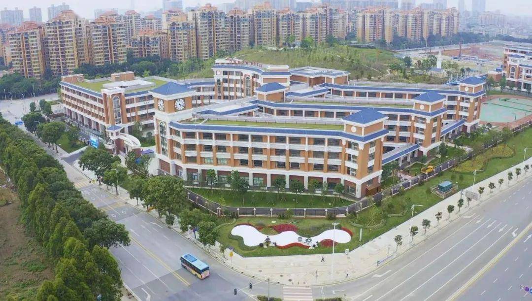 南城阳光第八小学坐落在南城行政,商贸中心的西平片区,投资约2.