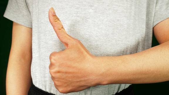 魔术教学大拇指瞬间变长10厘米慢动作演示后真简单