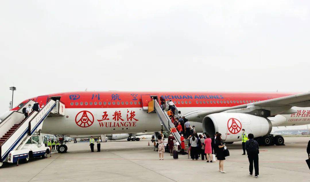 29日,四川代表团人大代表在圆满完成履职使命后,乘"五粮液号"飞机返川
