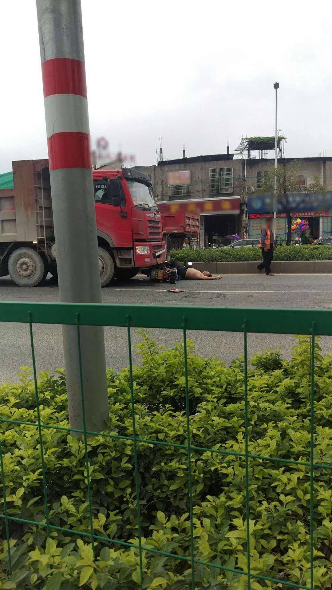 揭阳一路口发生交通事故,男子躺倒在货车下