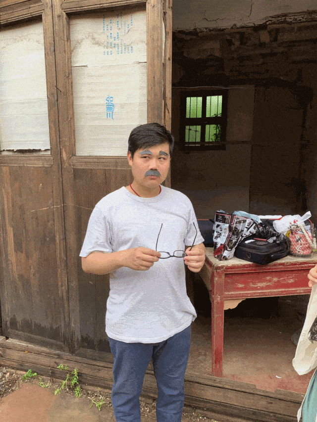 光天化日之下,他俩尽然干出这种事,还被抓了正着