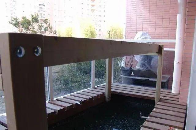 折腾| 鱼友凿穿阳台地板造鱼池,效果好邻居每天跑来看鱼喂鱼