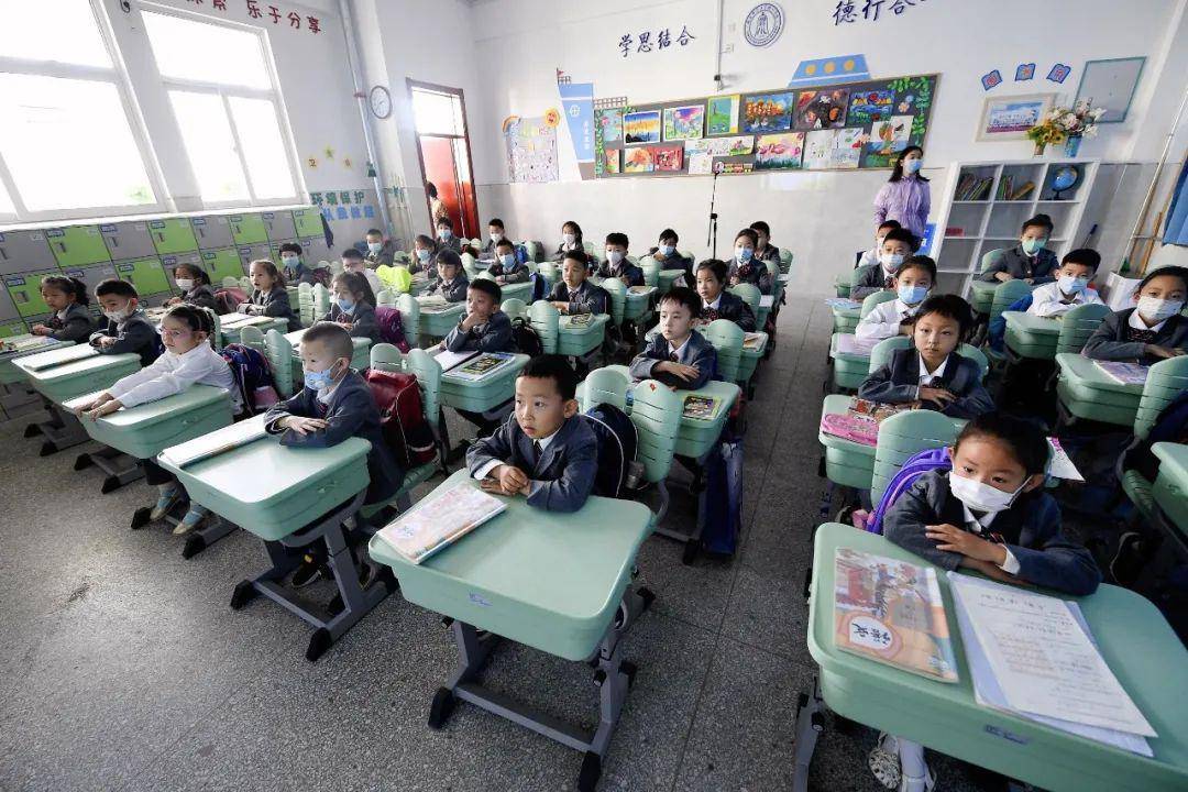 银川一二三年级小学生开学现场直击萌娃返校