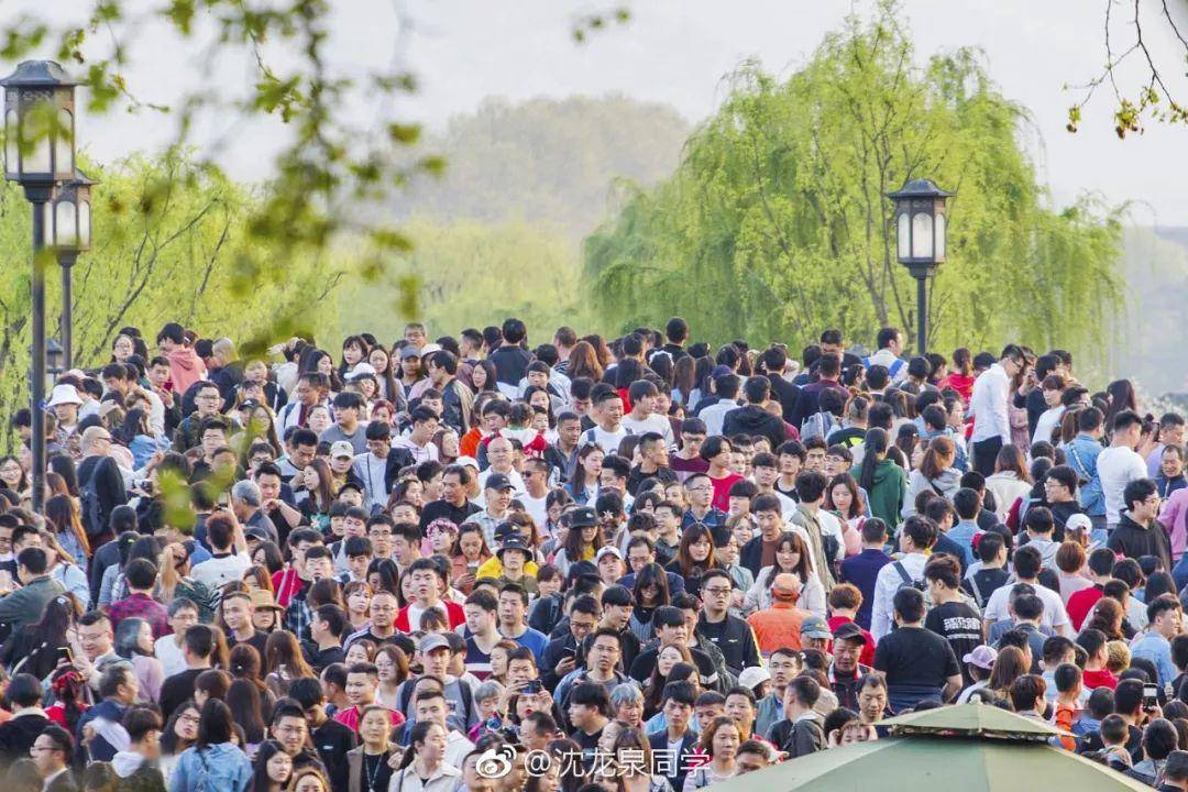 人人人,除了人,依旧还是人,真的可以在西湖看海了,人山人海.