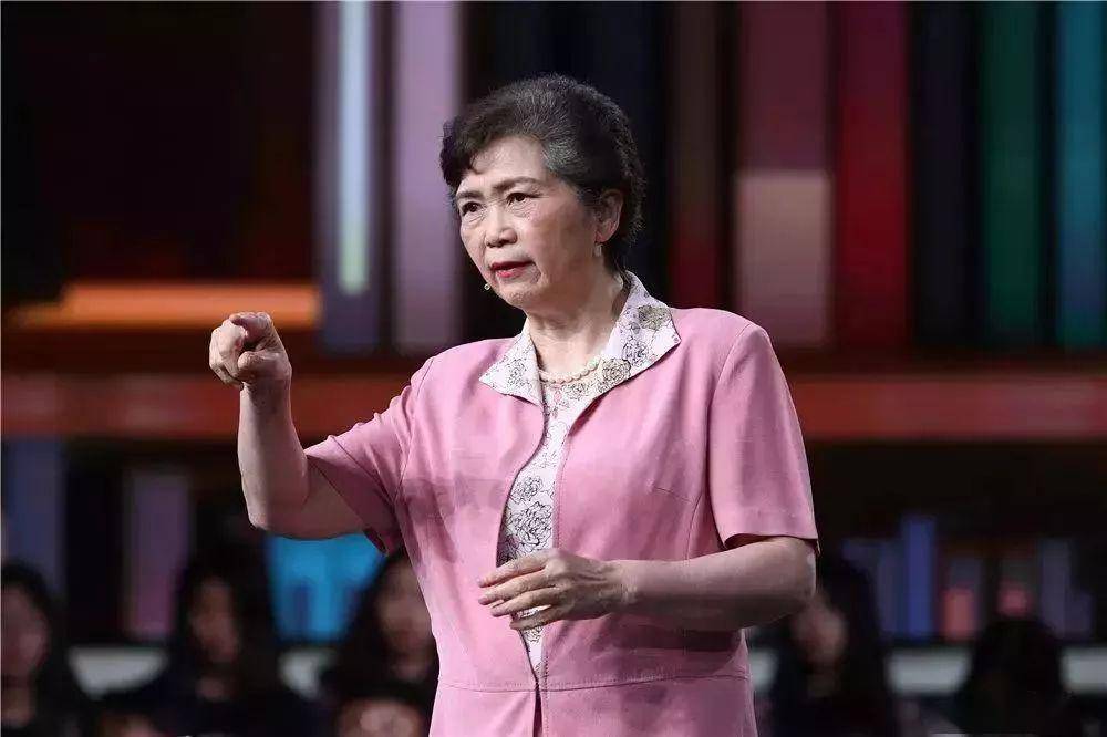 科普中国)(现浙江大学医学院)学习(来源:科普中国)李兰娟院士在工作室