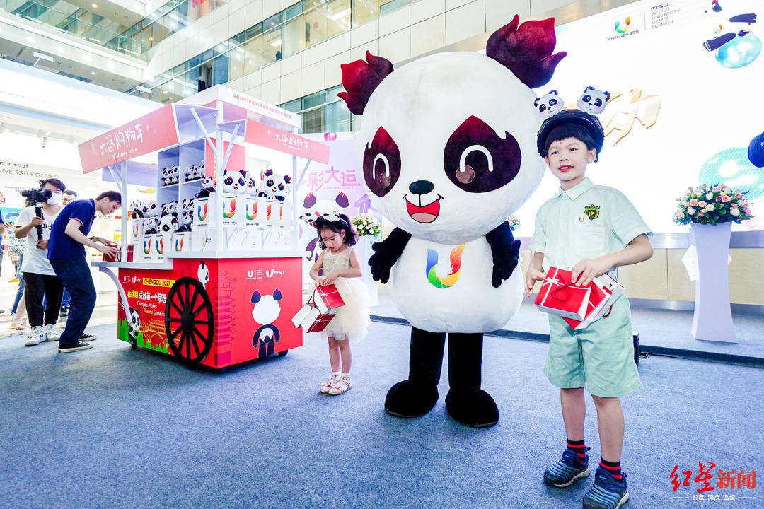 超多"网红爆款",成都大运会官方特许商品零售店首店开业_活动