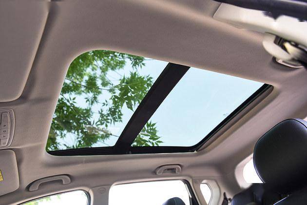 beijing-x3在中高配车型上配备了全景天窗,天窗面积不小,能够为后排