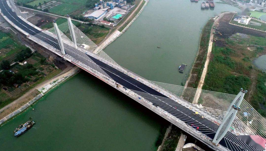 加速度!亚父路裕溪河特大桥桥面沥青正式摊铺