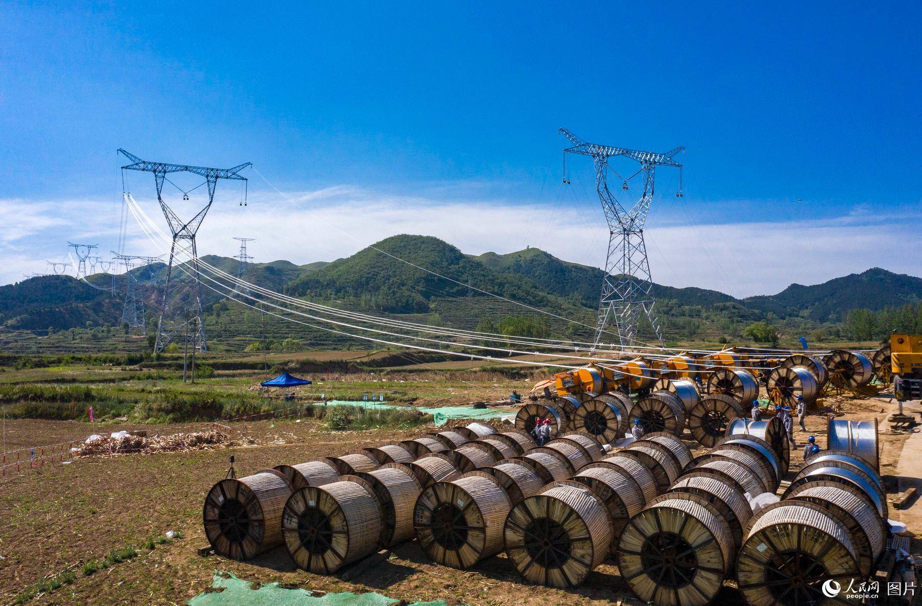 张北至雄安1000千伏特高压线路(河北段)全面启动架线施工