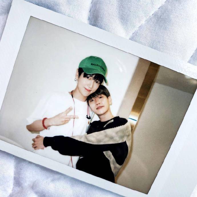 1日,前辈sj成员艺声分享与伯贤合照,并留言:"时隔好久伯.声  #candy".