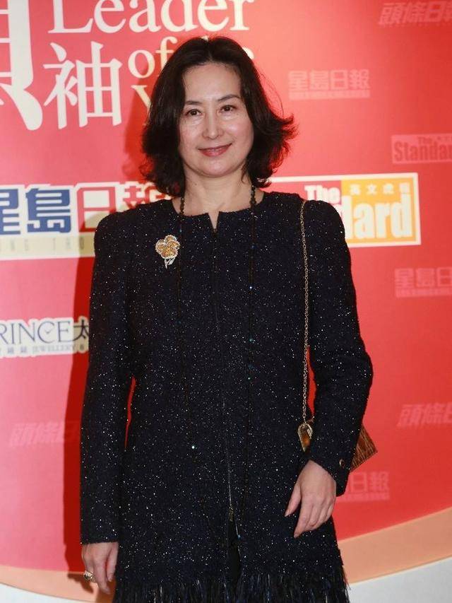 赌王女儿何超琼素颜出席视频会议脸色苍白很憔悴