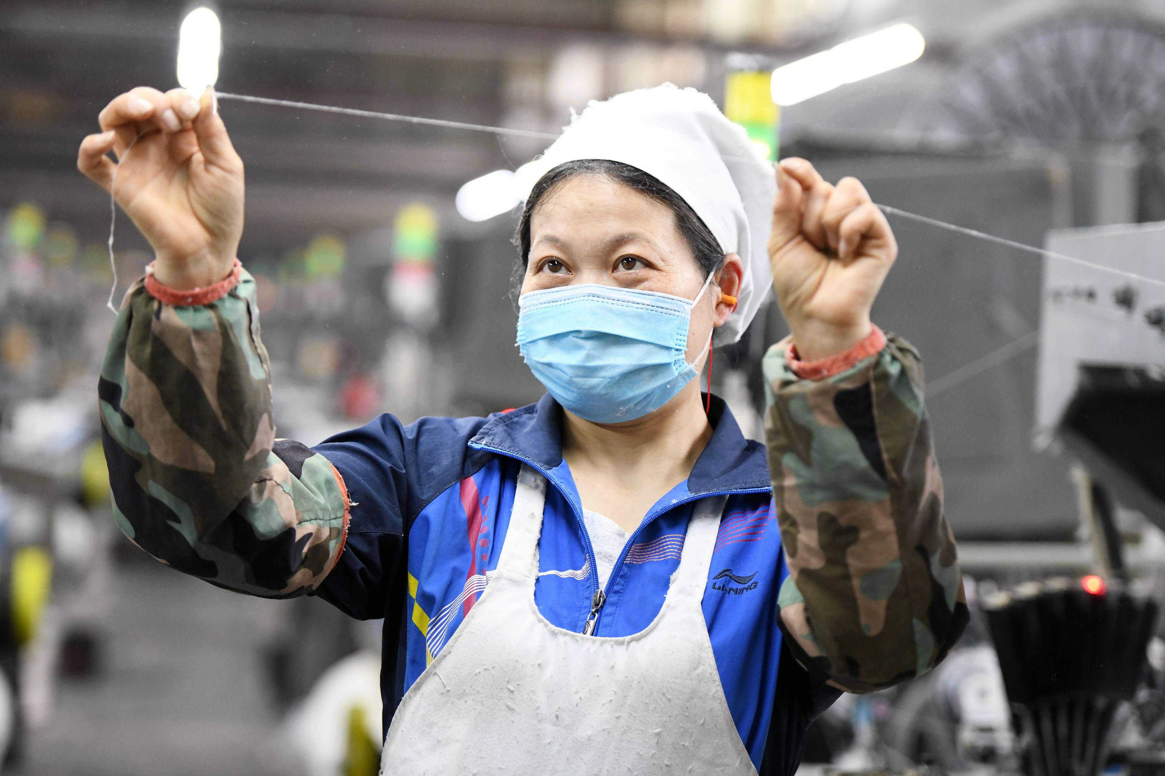合肥五一节前探访一家专业的毛巾制品企业记录工人劳动场面