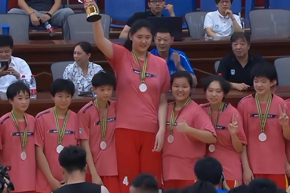 “身高”狂砍62分！15岁女姚明打疯了，身高已达2米23，率队夺冠当选MVP