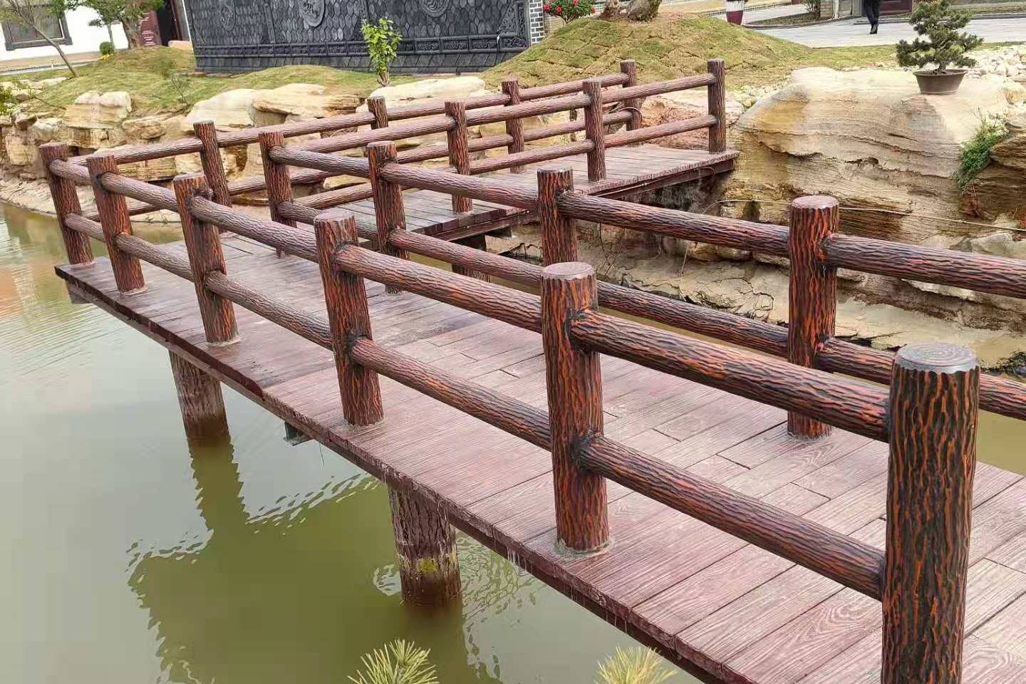 广东仿树皮栏杆吸引孔雀光临水泥仿真树护栏犹如实木