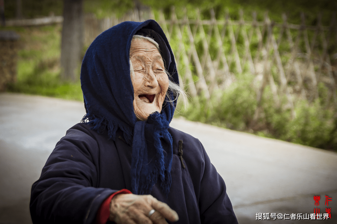 绿水青山小官庄百岁老人笑开颜下