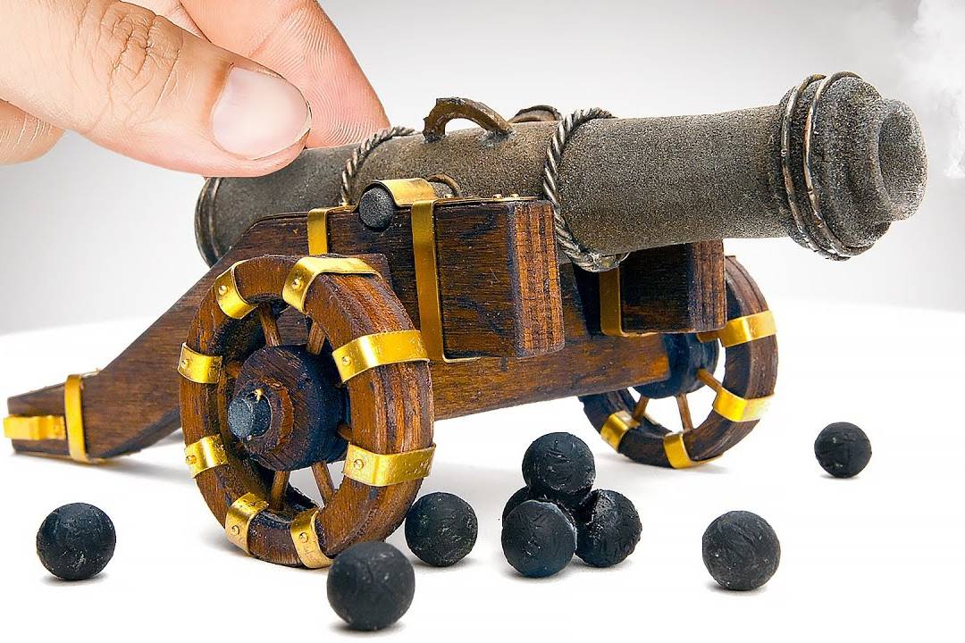 外国小伙手工制作逼真的大炮_小伙_手工_大炮