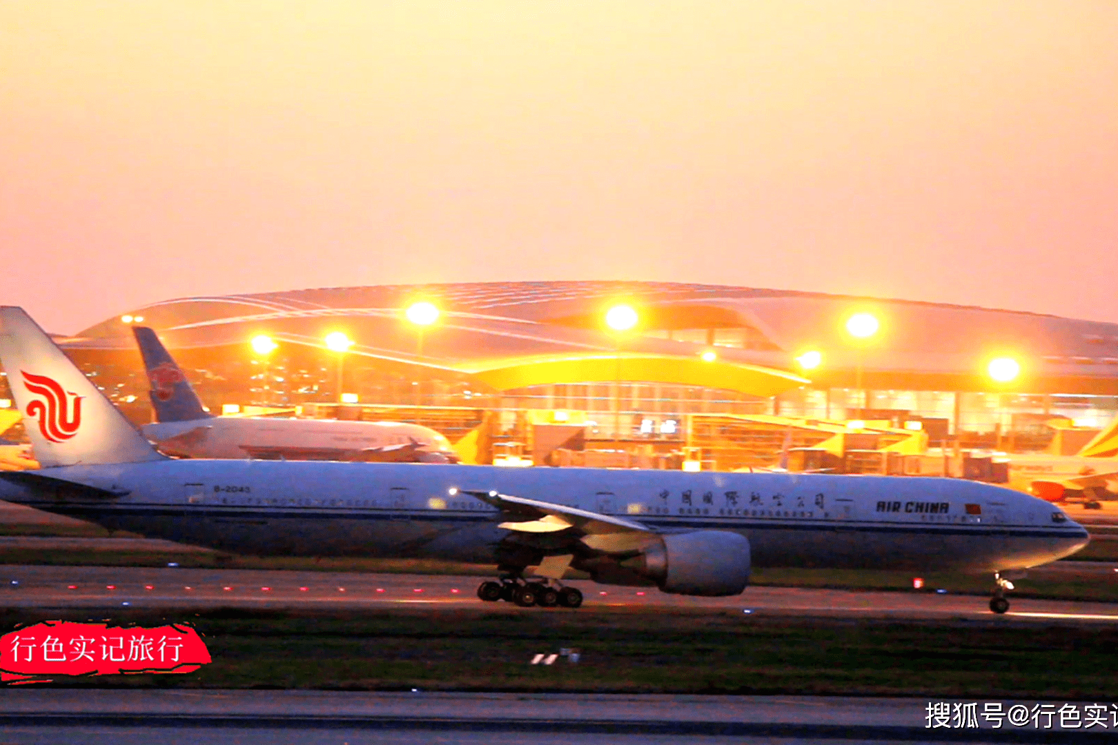 夜幕降临的广州白云机场飞机在璀璨的夜色中起降太美了