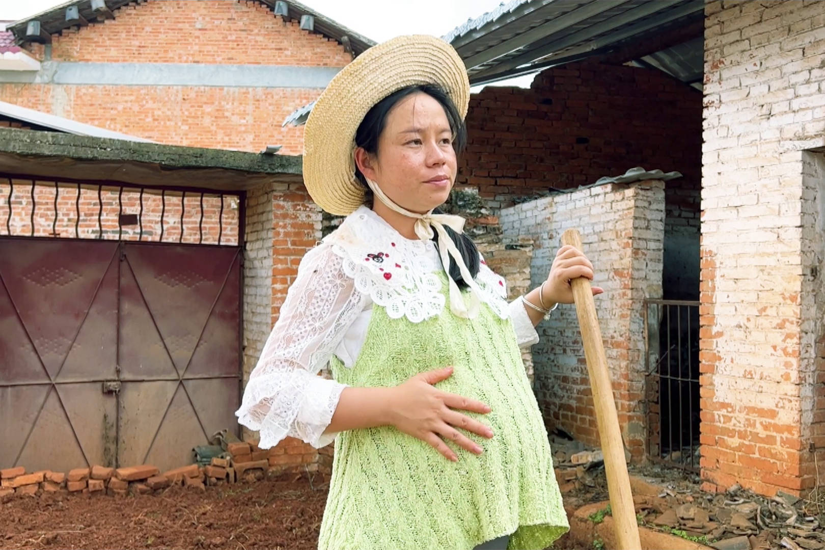 农村媳妇即将临盆挺着大肚子干农活这样的媳妇不多了