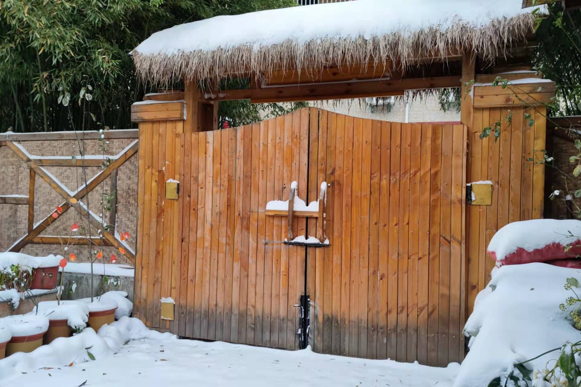 秦岭下了一夜雪终南山居小院美成了一幅画犹如世外桃源一般