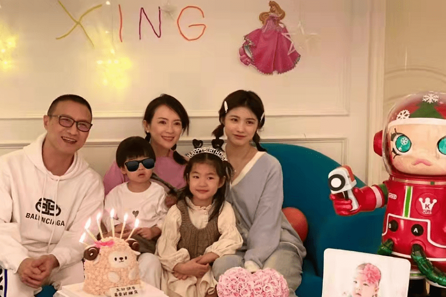 43岁章子怡生日现场好盛大汪峰倾情献唱小苹果戴闪亮耳环出席