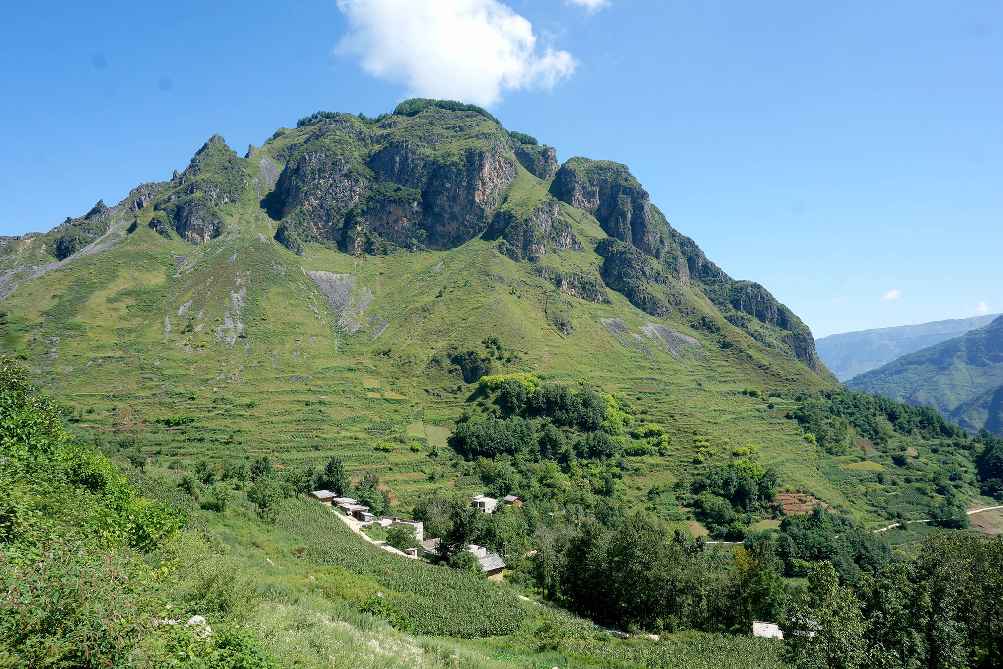 云南昭通炎山大沟,山下的村庄,大山好风景_山大_昭通_大山