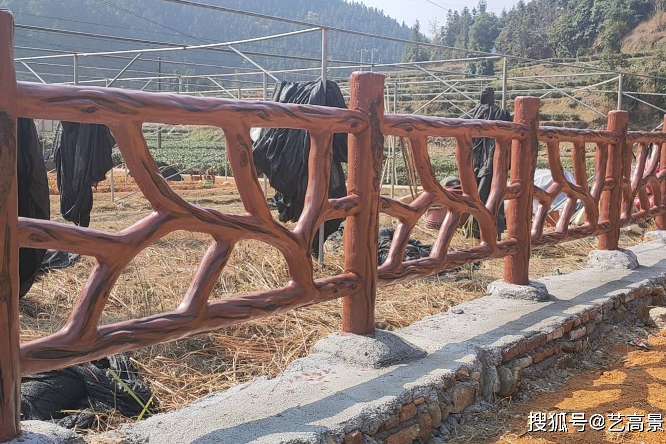 异形仿树杈栏杆怎么做油漆水泥仿树皮护栏厂家教你快速喷漆
